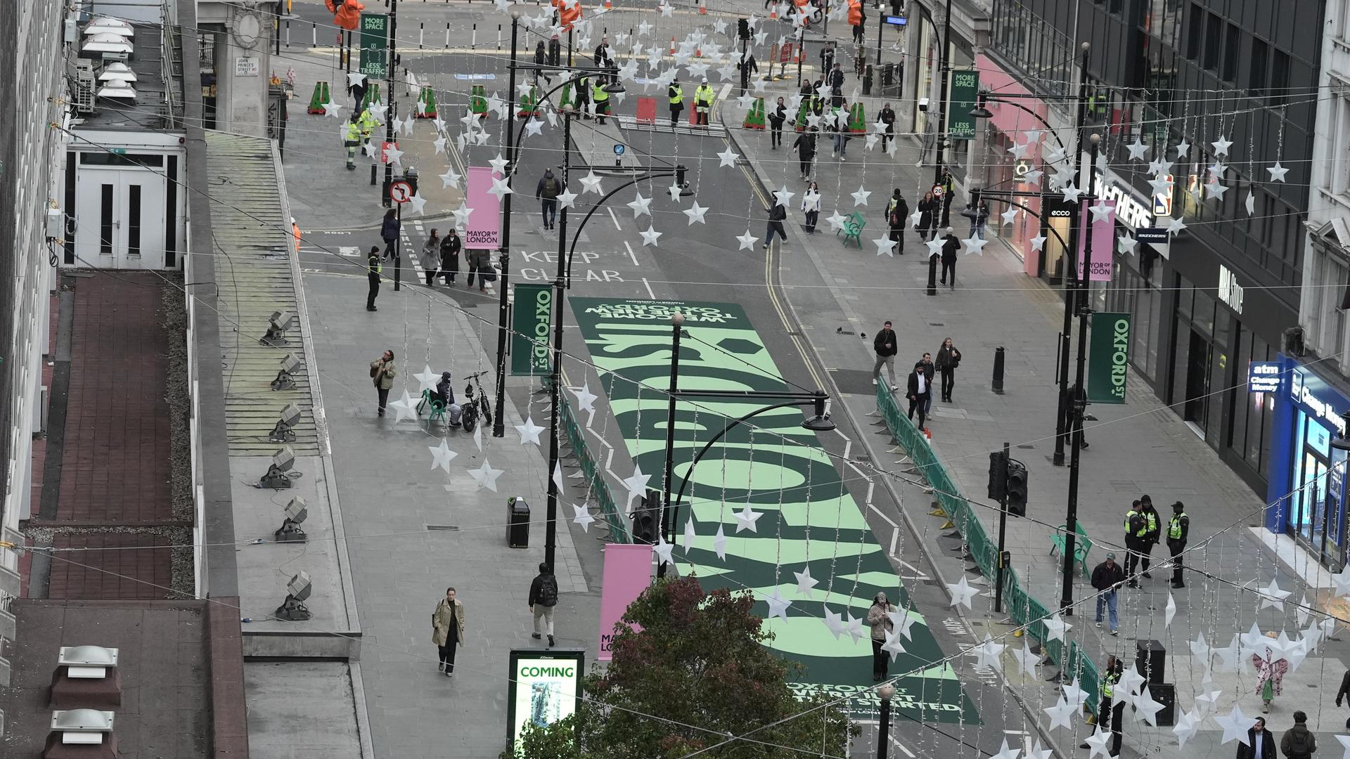 Die Umwandlung der Oxford Street in London in eine Fußgängerzone tritt in Kraft. Der Abschnitt zwischen der Orchard Street und der Great Portland Street ist für kompletten Verkehr gesperrt. Die Umwandlung der Oxford Street in London in eine Fußgängerzone tritt in Kraft. Der Abschnitt zwischen der Orchard Street und der Great Portland Street ist für kompletten Verkehr gesperrt.