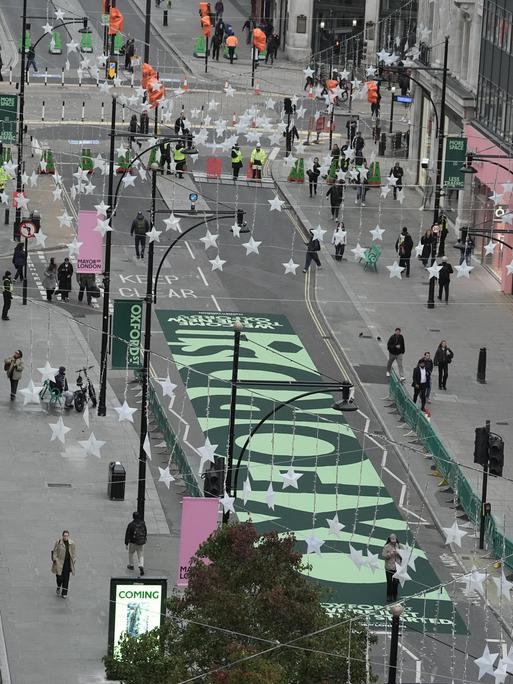 Die Umwandlung der Oxford Street in London in eine Fußgängerzone tritt in Kraft. Der Abschnitt zwischen der Orchard Street und der Great Portland Street ist für kompletten Verkehr gesperrt.