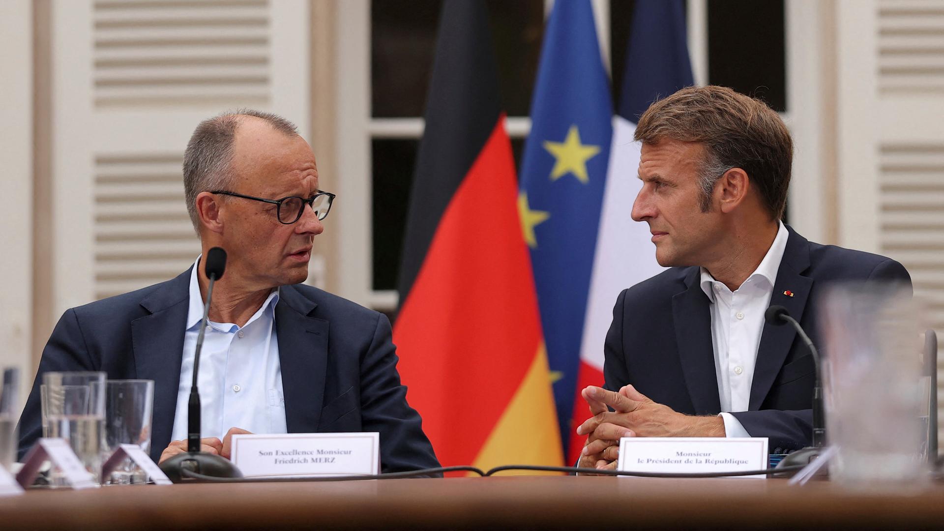 Bundeskanzler Merz und Frankreichs Präsident Macron bei einem Treffen in Bormes-les-Mimosas in Südfrankreich