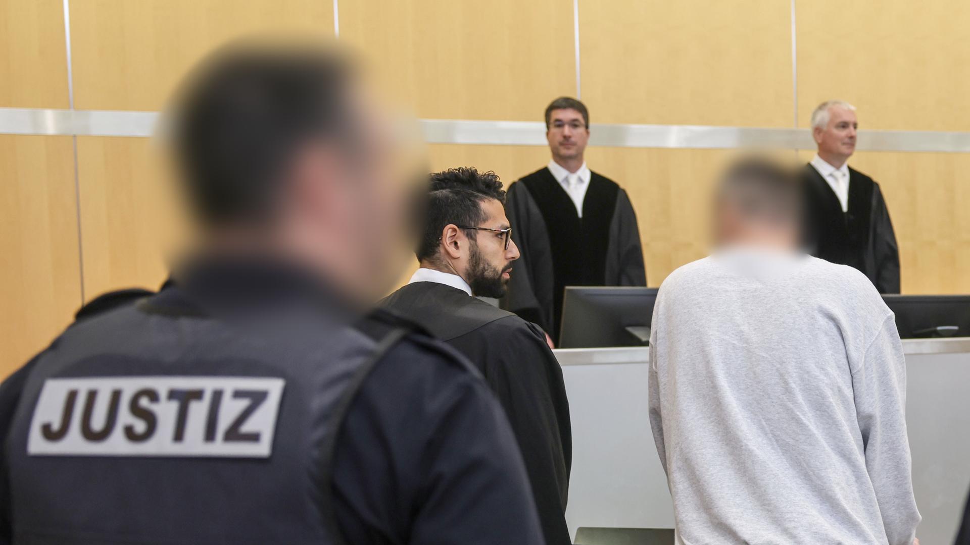 Nordrhein-Westfalen, Düsseldorf: Der Angeklagte (2.vr) steht neben seinem Anwalt Ashraf Abouzeid (2.v.l.) im Gerichtssaal. Nordrhein-Westfalen, Düsseldorf: Der Angeklagte (2.vr) steht neben seinem Anwalt Ashraf Abouzeid (2.v.l.) im Gerichtssaal.