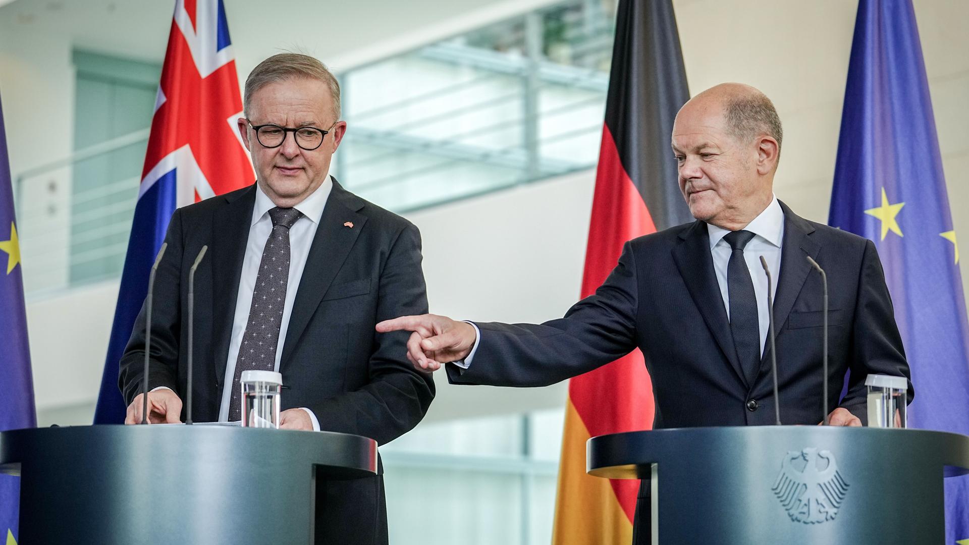 Berlin: Bundeskanzler Olaf Scholz (r, SPD) und der Ministerpräsident von Australien, Anthony Albanese, geben im Bundeskanzleramt eine Pressekonferenz.