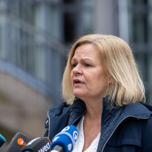 Bundesinnenministerin Nancy Faeser (SPD) gibt in Saarbrücken ein Statement zur Festnahme von zwei mutmaßlichen Agenten mit Verbindung zu Russland ab. Vor ihr zahlreiche Mikrofone.