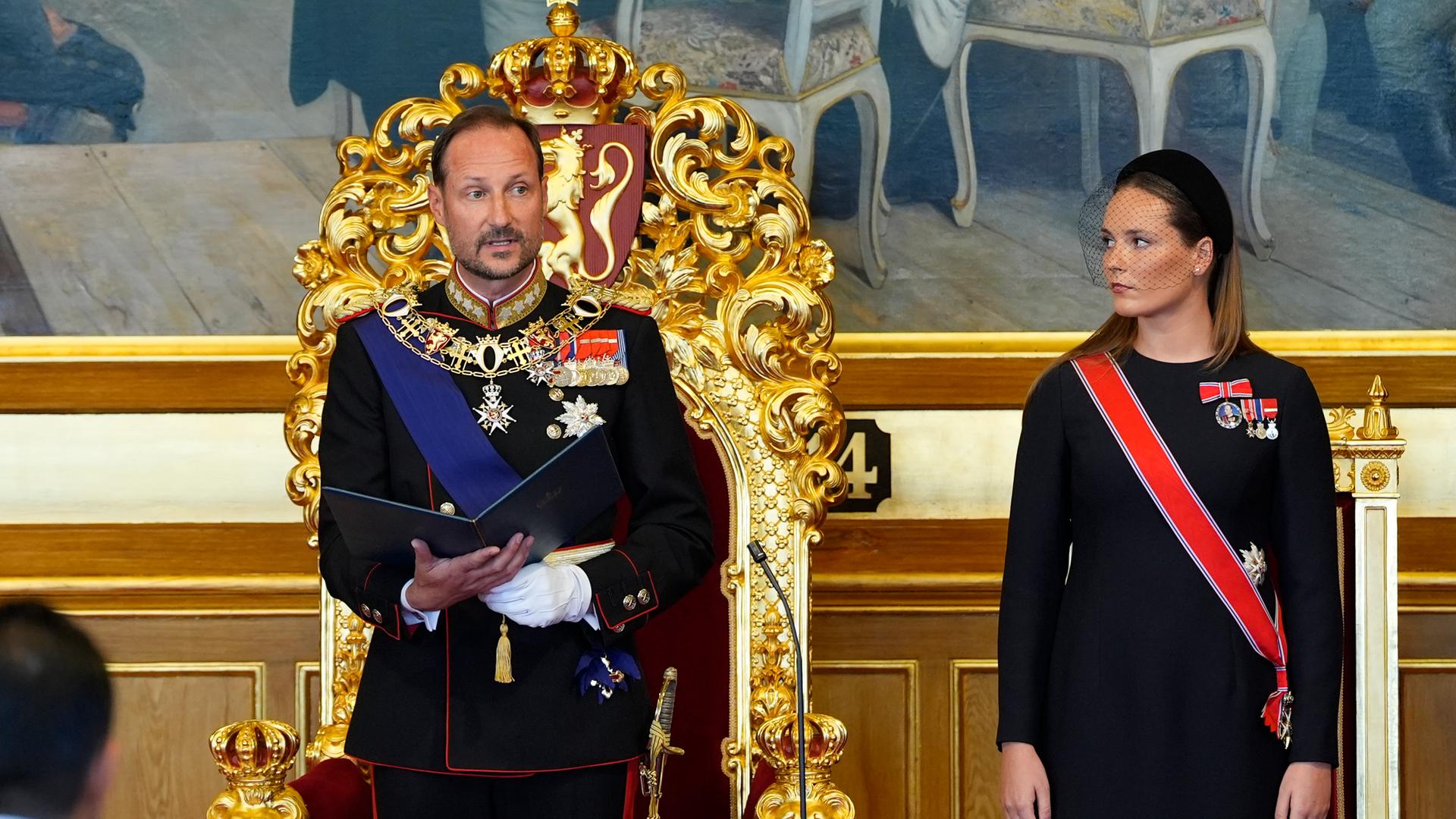 Oslo: Norwegens König Haakon VIII. legt im Storting den Eid gemäß der Verfassung ab, an seiner Seite steht Kronprinzessin Ingrid Alexandra.