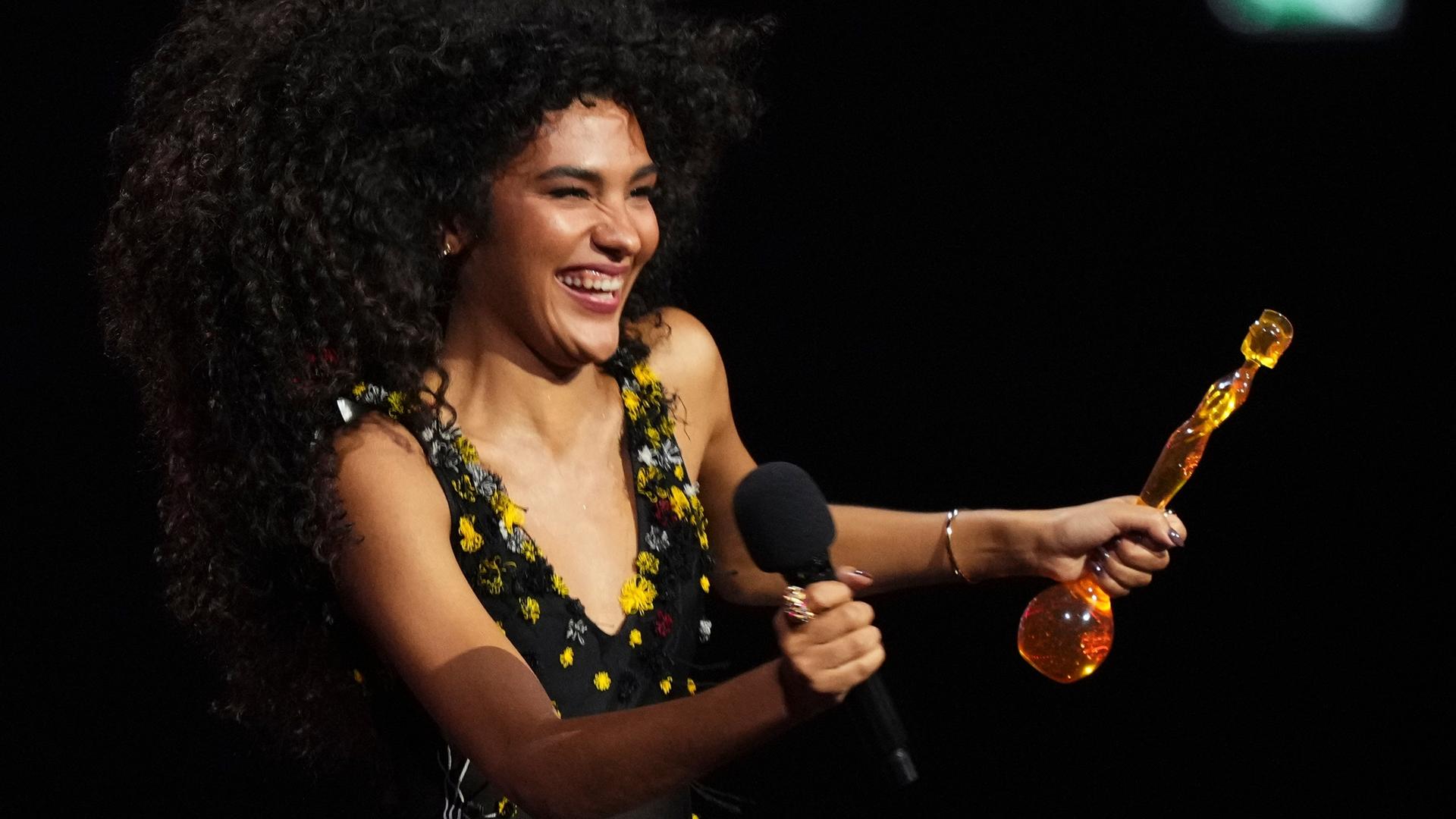 Sängerin Olivia Dean gewinnt den Pop Act Award während der Brit Awards 2026 in Manchester. 