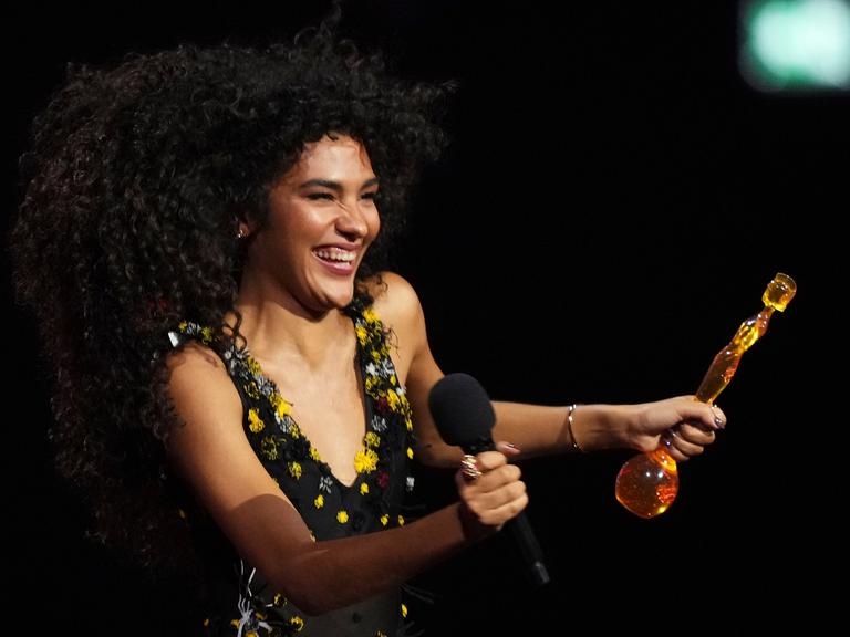 Sängerin Olivia Dean gewinnt den Pop Act Award während der Brit Awards 2026 in Manchester. 