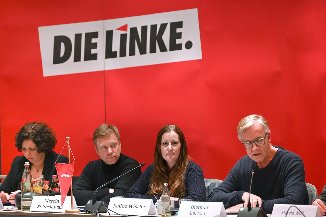 Bei einer Klausurtagung der Partei Die Linke im Dezember 2022 sitzen die Führungsköpfe (v.l.) Amira Mohamed Ali, Martin Schirdewan, Janine Wissler und Dietmar Bartsch