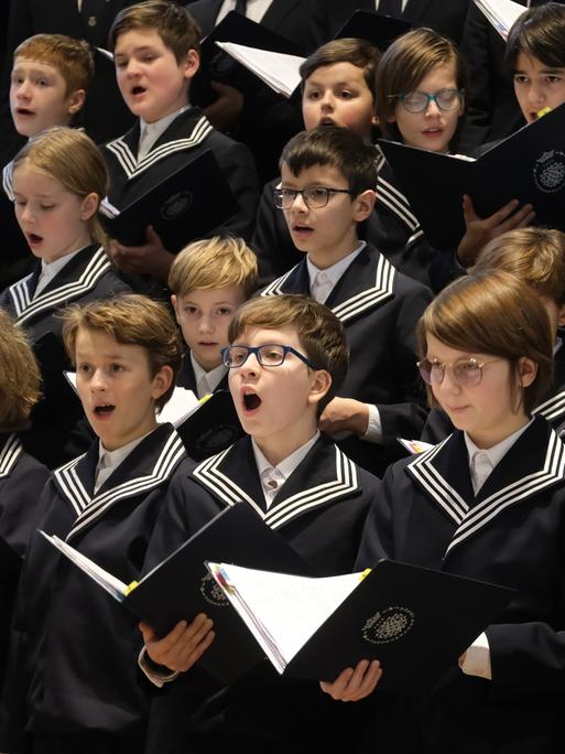 Sänger des Thomanerchores singen in der Thomaskirche in Leipzig am 24.12.2022.