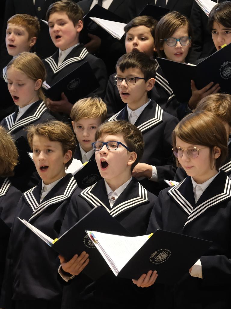 Sänger des Thomanerchores singen in der Thomaskirche in Leipzig am 24.12.2022.