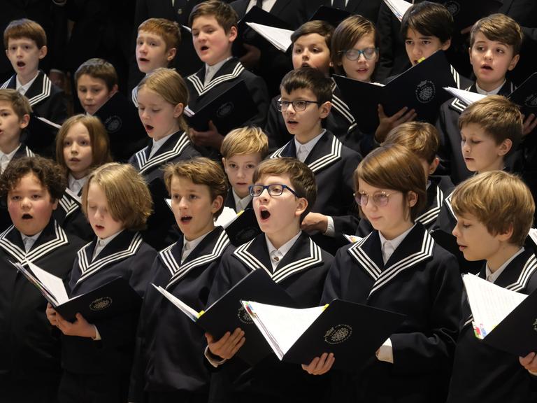 Sänger des Thomanerchores singen in der Thomaskirche in Leipzig am 24.12.2022.