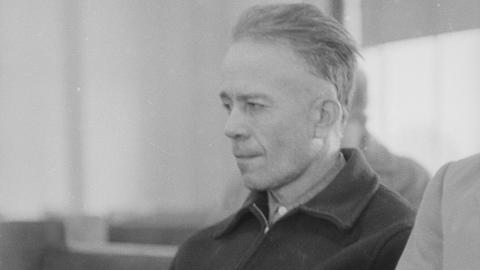 Schwarzweißaufnahme von Ed Gein im Gerichtssaal
