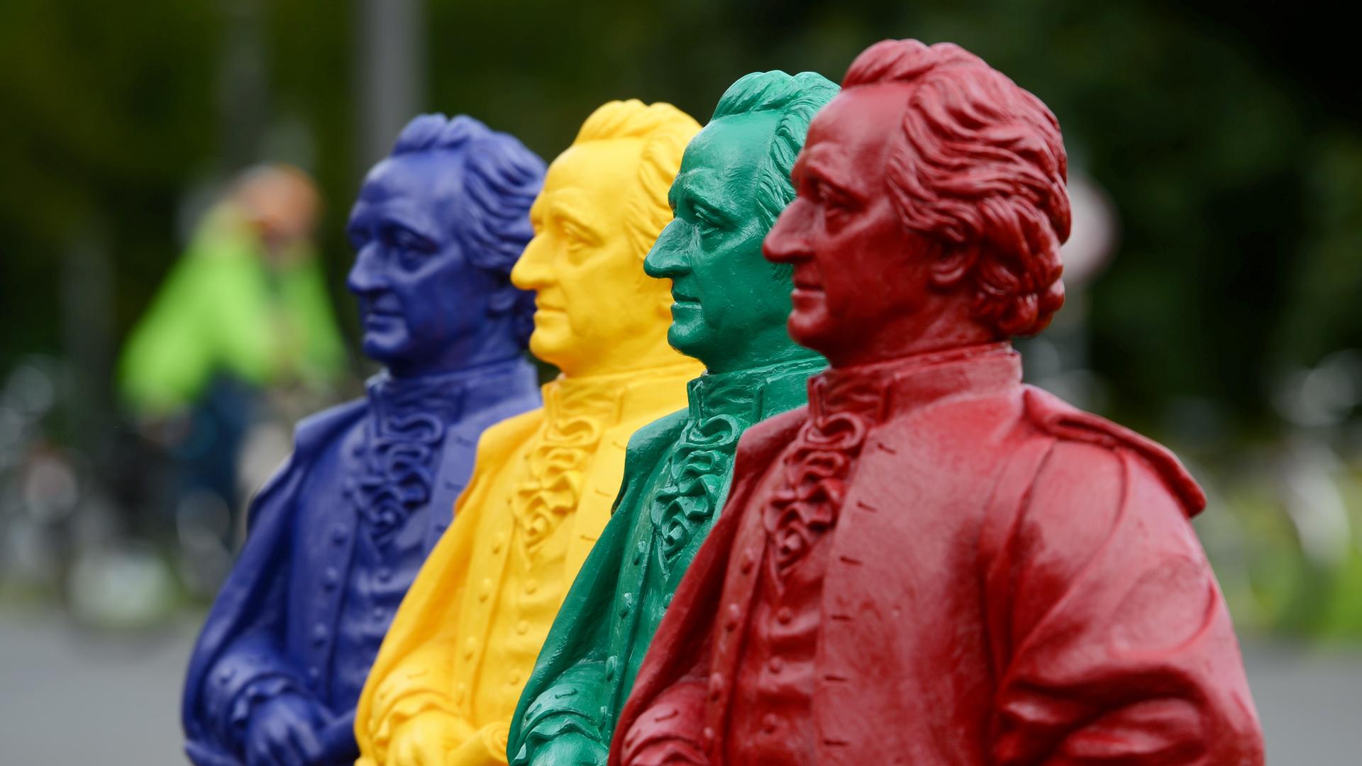 Bunte Goethe-Figuren des Künstlers Ottmar Hörl (aufgenommen im Mai 2014 in Frankfurt am Main vor der Goethe-Universität). 