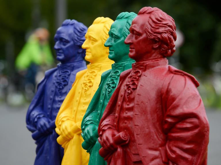 Bunte Goethe-Figuren des Künstlers Ottmar Hörl (aufgenommen im Mai 2014 in Frankfurt am Main vor der Goethe-Universität). 