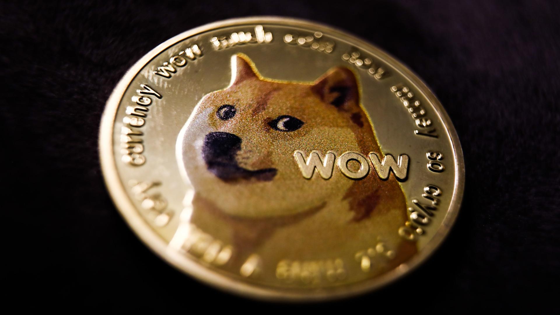 Auf einer Goldmünze ist der Kopf eines japanischen Shiba-Hundes mit der Aufschrift "Wow" zu sehen.