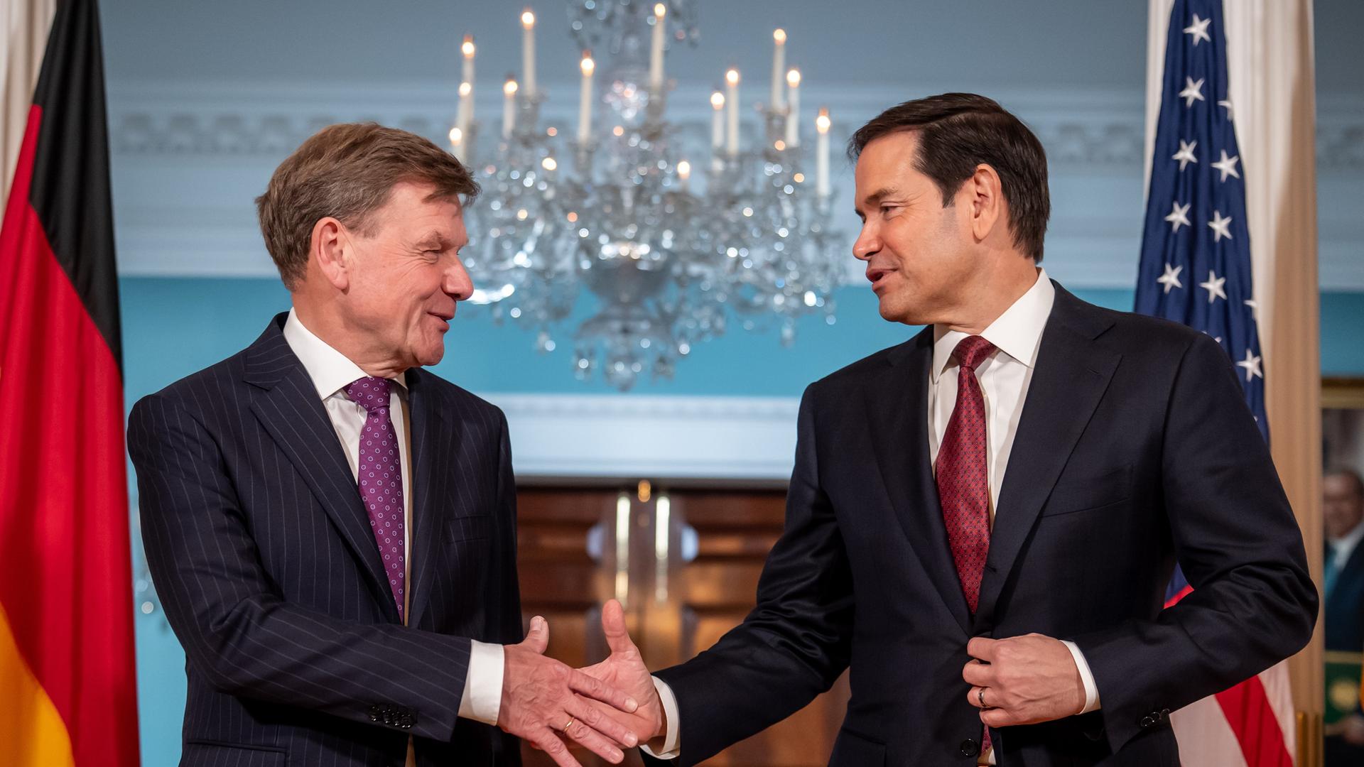 Außenminister Johann Wadephul (l, CDU) steht neben seinem US-Amtskollegen Marco Rubio beim Treffen im State Department bei seinem Antrittsbesuch in den USA. 