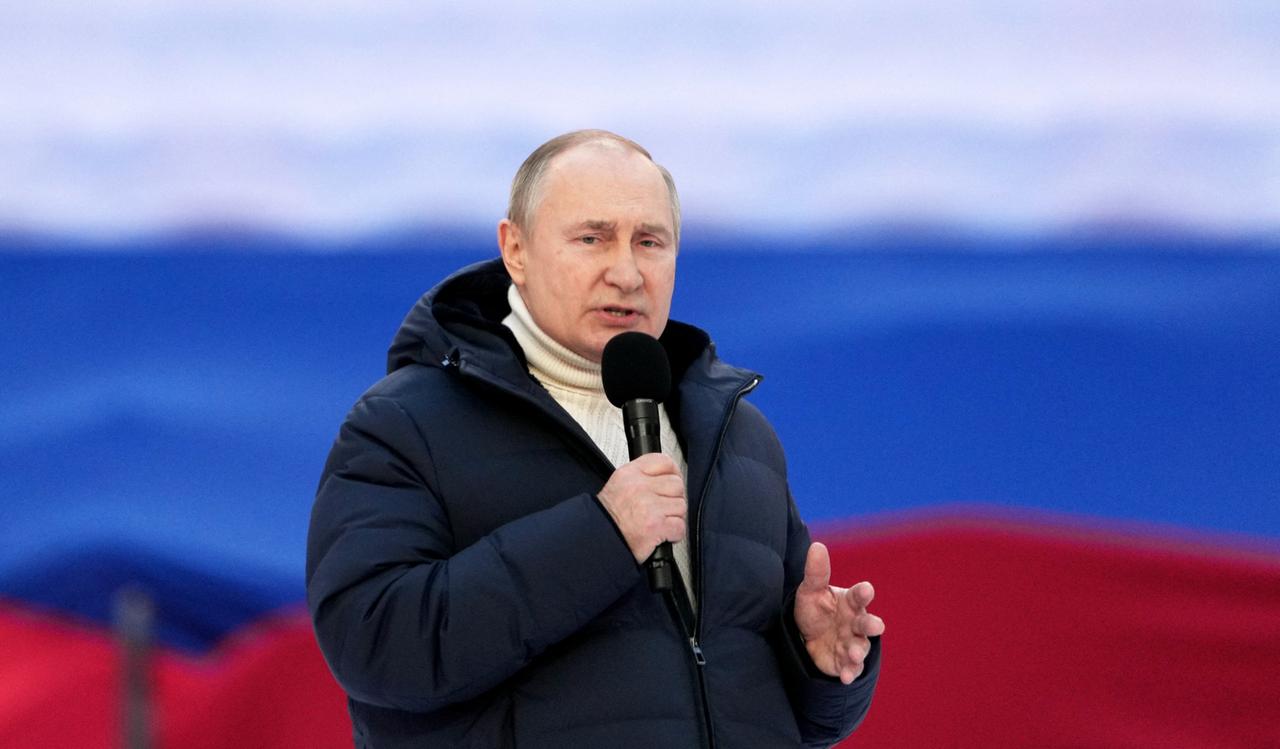Russlands Machthaber Putin spricht am 18.03.2022 im Moskauer Luschniki-Stadion vor Zehntausenden jubelnden Russen.