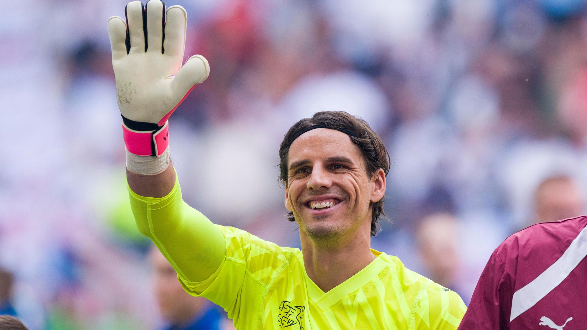 Der Torwart Yann Sommer winkt ins Publikum. Der Torwart Yann Sommer winkt ins Publikum.