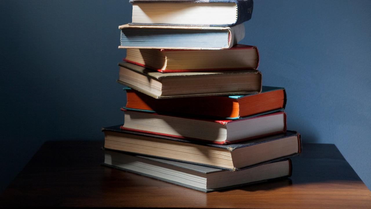 Ein Stapel Bücher liegt auf 