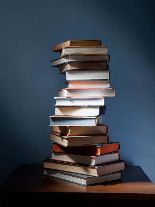 Ein Stapel Bücher liegt auf einem Tisch