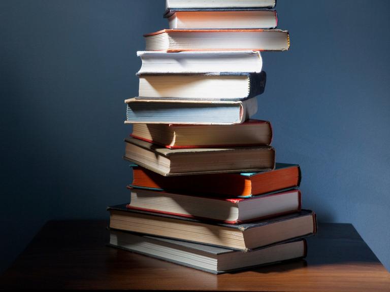 Ein Stapel Bücher liegt auf einem Tisch