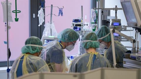 Pfleger und Pflegerinnen sowie eine Ãrztin kümmern sich auf der Intensivstation für Corona-Patienten am Sana Klinikum Offenbach um einen Patienten. Auf der Corona-Intensivstation sind momentan alle Betten bis auf zwei belegt. Die Coronainfektionszahlen im Rhein-Main-Gebiet steigen jedoch wieder an.