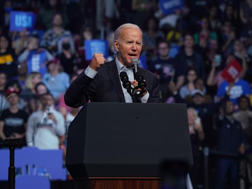 US-Präsident bei einer Wahlkampfveranstaltung in Philadelphia an einem Rednerpult
