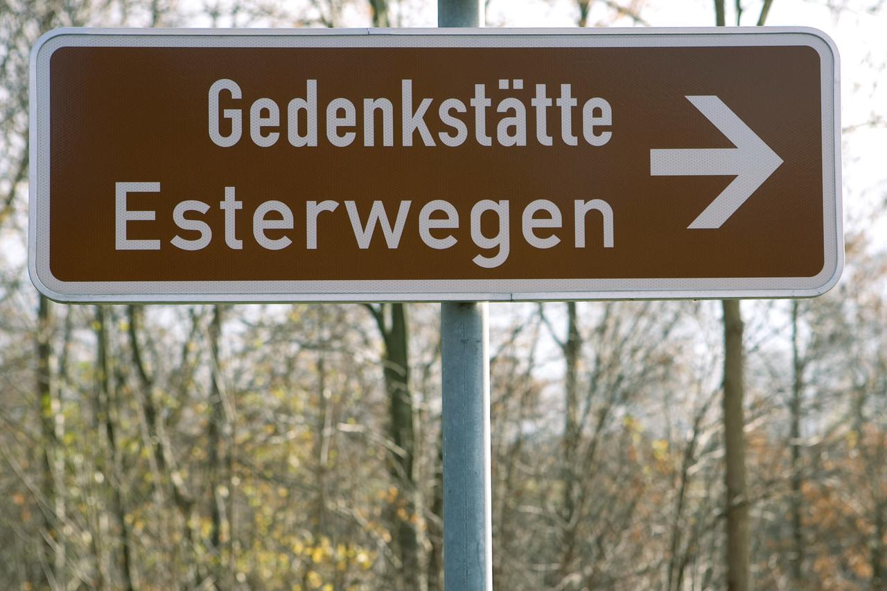 Ein Straßenschild mit der Aufschrift Gedenkstätte Esterwegen
