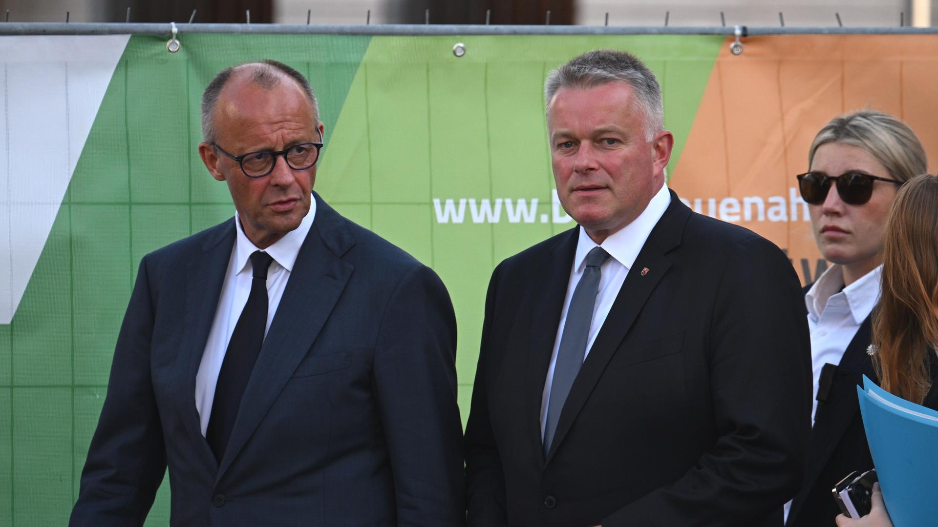Friedrich Merz und Gordon Schnieder gehen nebeneinander her. Friedrich Merz und Gordon Schnieder gehen nebeneinander her.