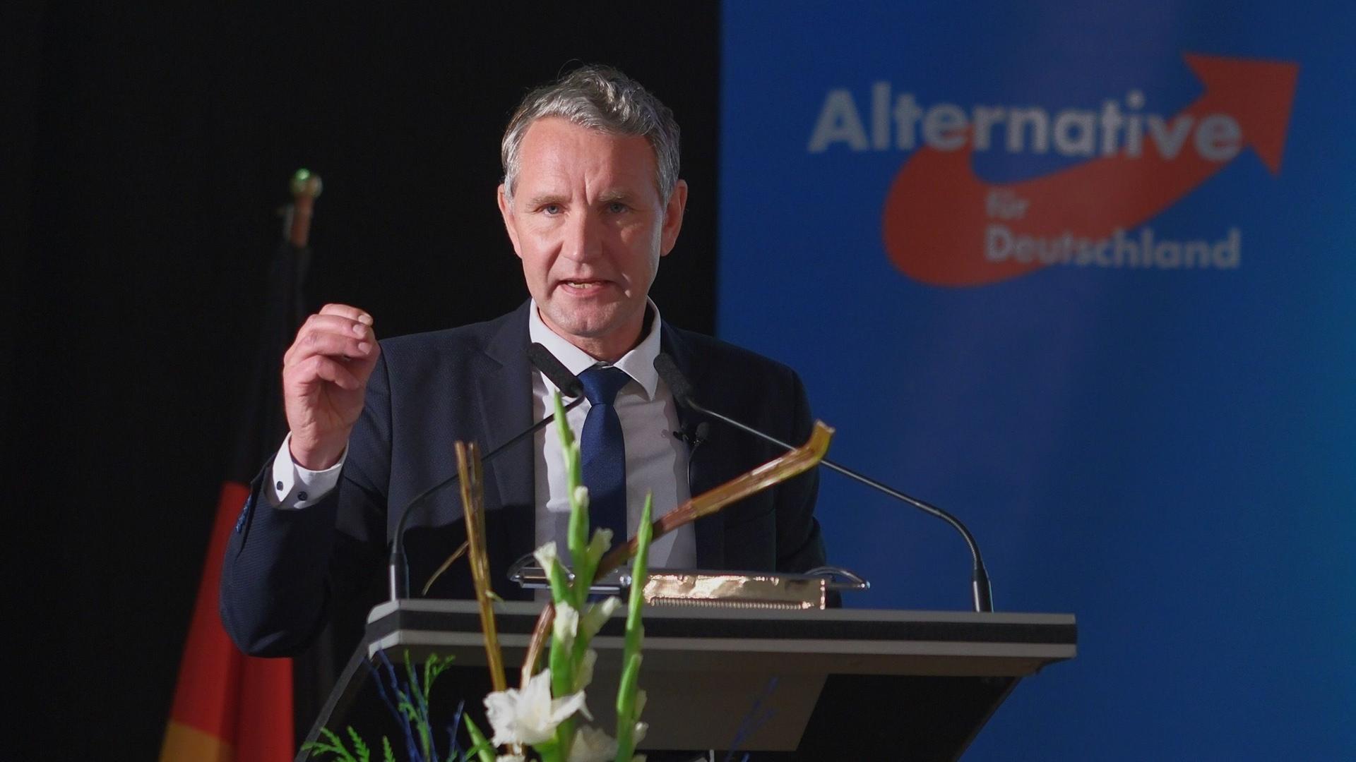 Björn Höcke, Vorsitzender der AfD-Thüringen, spricht beim Landesparteitag seiner Partei an einem Pult vor dem AfD-Logo.