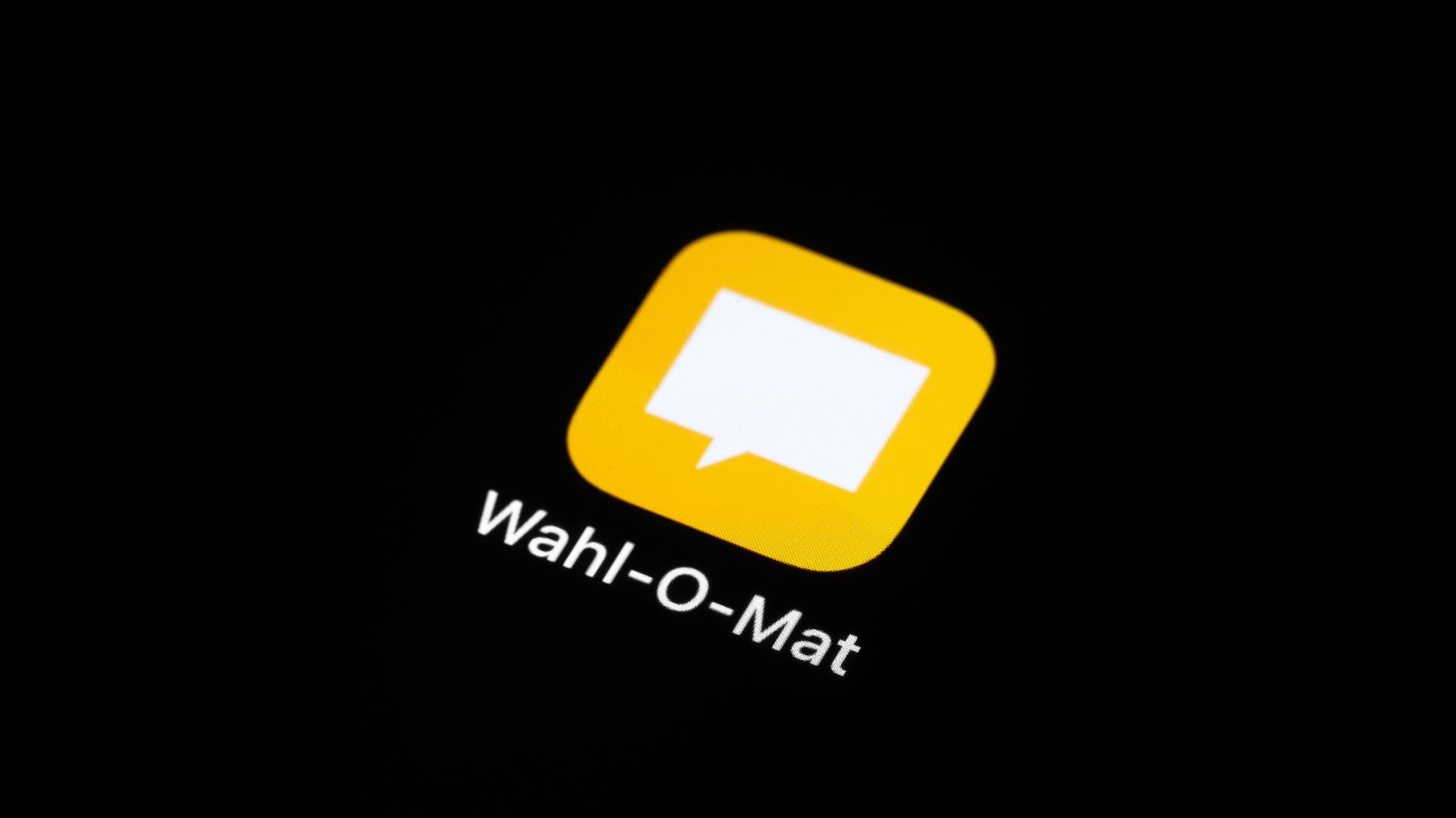 Die Applikation Wahl-O-Mat mit gelbem Logo  ist auf dem Display eines Smartphones zu sehen. 