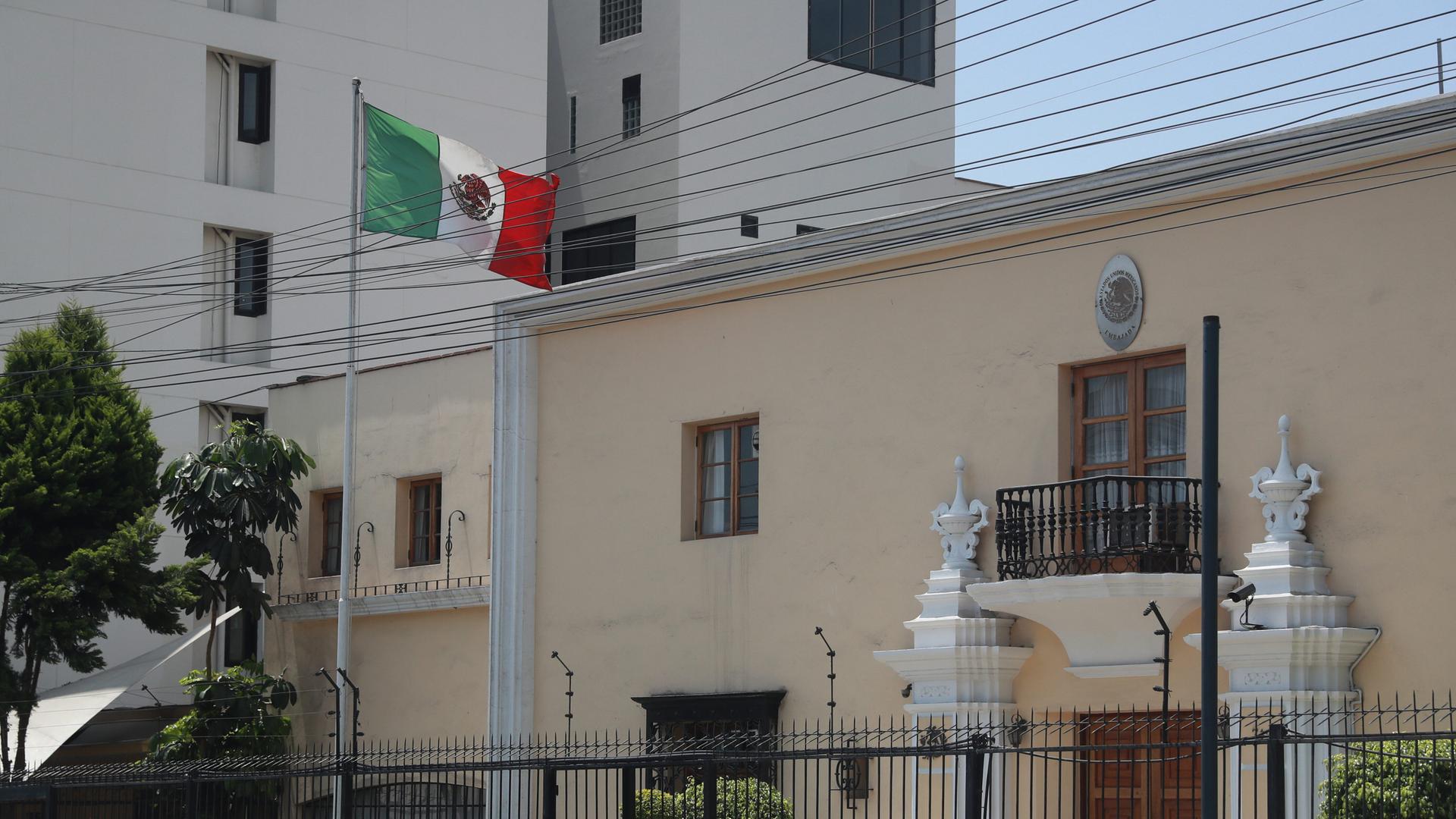 Ein Bild der mexikanischen Botschaft in Lima, Sonne scheint, die mexikanische Flagge weht.