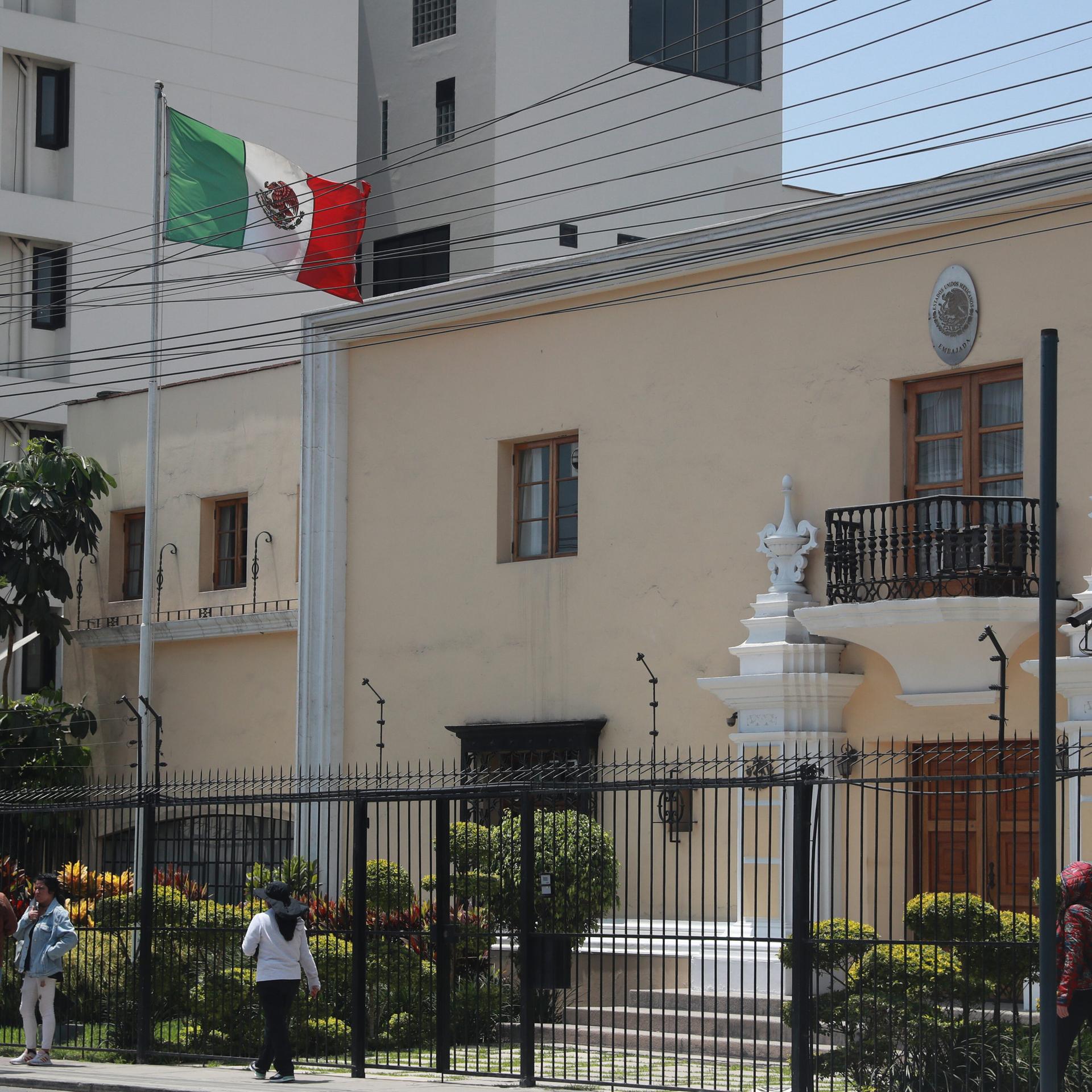 Ein Bild der mexikanischen Botschaft in Lima, Sonne scheint, die mexikanische Flagge weht.