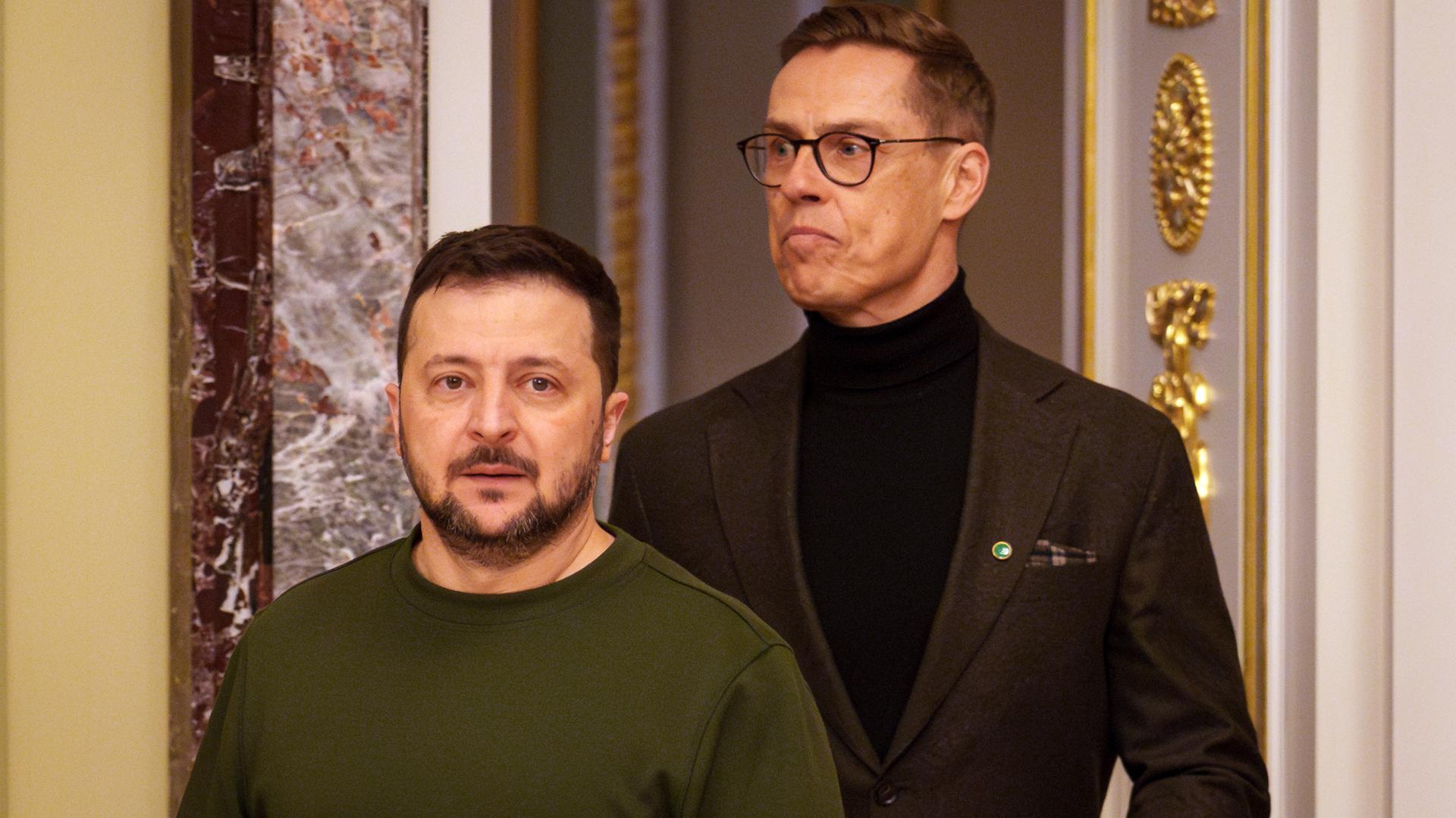 Kiew: Alexander Stubb (r), Präsident von Finnland, kommt zu einer Pressekonferenz mit Wolodymyr Selenskyj, Präsident der Ukraine. Kiew: Alexander Stubb (r), Präsident von Finnland, kommt zu einer Pressekonferenz mit Wolodymyr Selenskyj, Präsident der Ukraine.