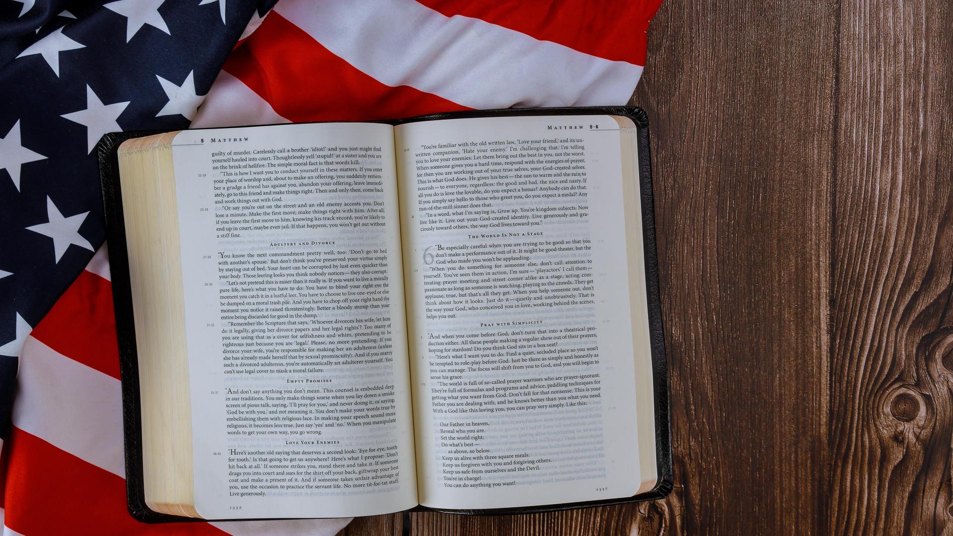Eine Bibel liegt auf einer US-Flagge