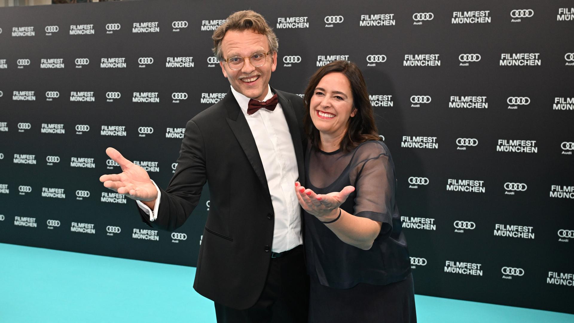 Christoph Gröner Festivaldirektor Filmfest München und die Künstlerische Co-Leiterin Julia Weigl kommen über den türkisen Teppich zur Eröffnungsgala.