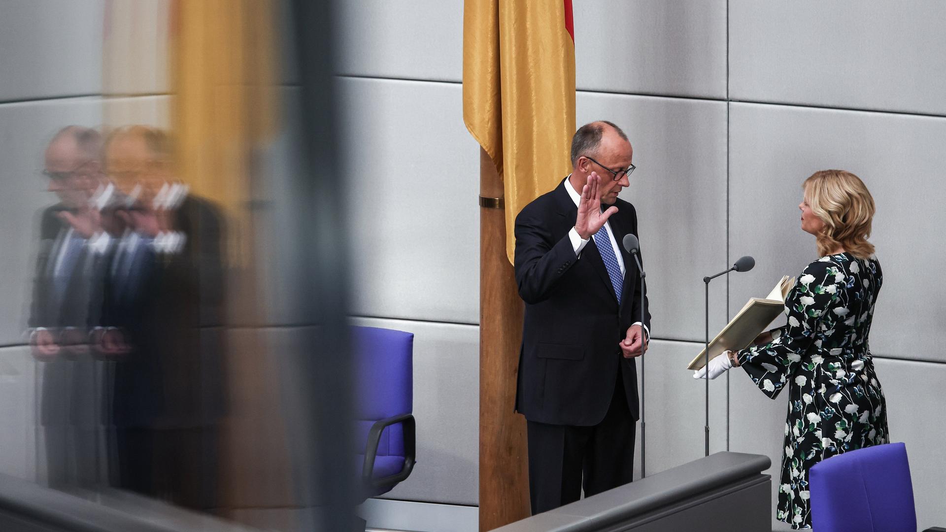 Friedrich Merz (CDU) legt seinen Amtseid als Bundeskanzler vor der Bundestagspräsidentin Julia Klöckner ab. Friedrich Merz (CDU) legt seinen Amtseid als Bundeskanzler vor der Bundestagspräsidentin Julia Klöckner ab.