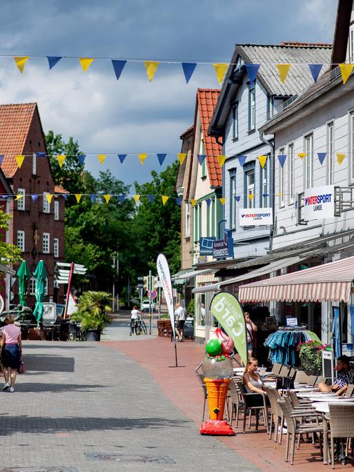 12.07.2023, Niedersachsen, Soltau: Zahlreiche Wohn- und Geschäftshäuser stehen in der Innenstadt. Die Stadt im Heidekreis hat rund 22.000 Einwohner. Foto: Hauke-Christian Dittrich