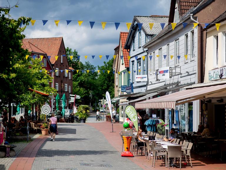 12.07.2023, Niedersachsen, Soltau: Zahlreiche Wohn- und Geschäftshäuser stehen in der Innenstadt. Die Stadt im Heidekreis hat rund 22.000 Einwohner. Foto: Hauke-Christian Dittrich