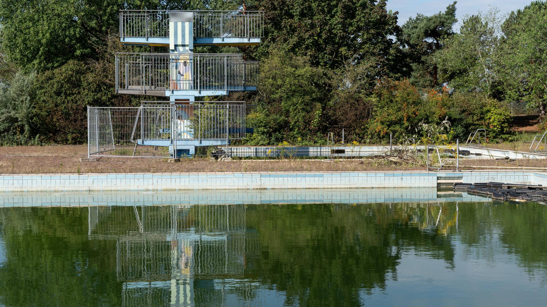 Ein Sprungturm in einem geschlossenen Freibad