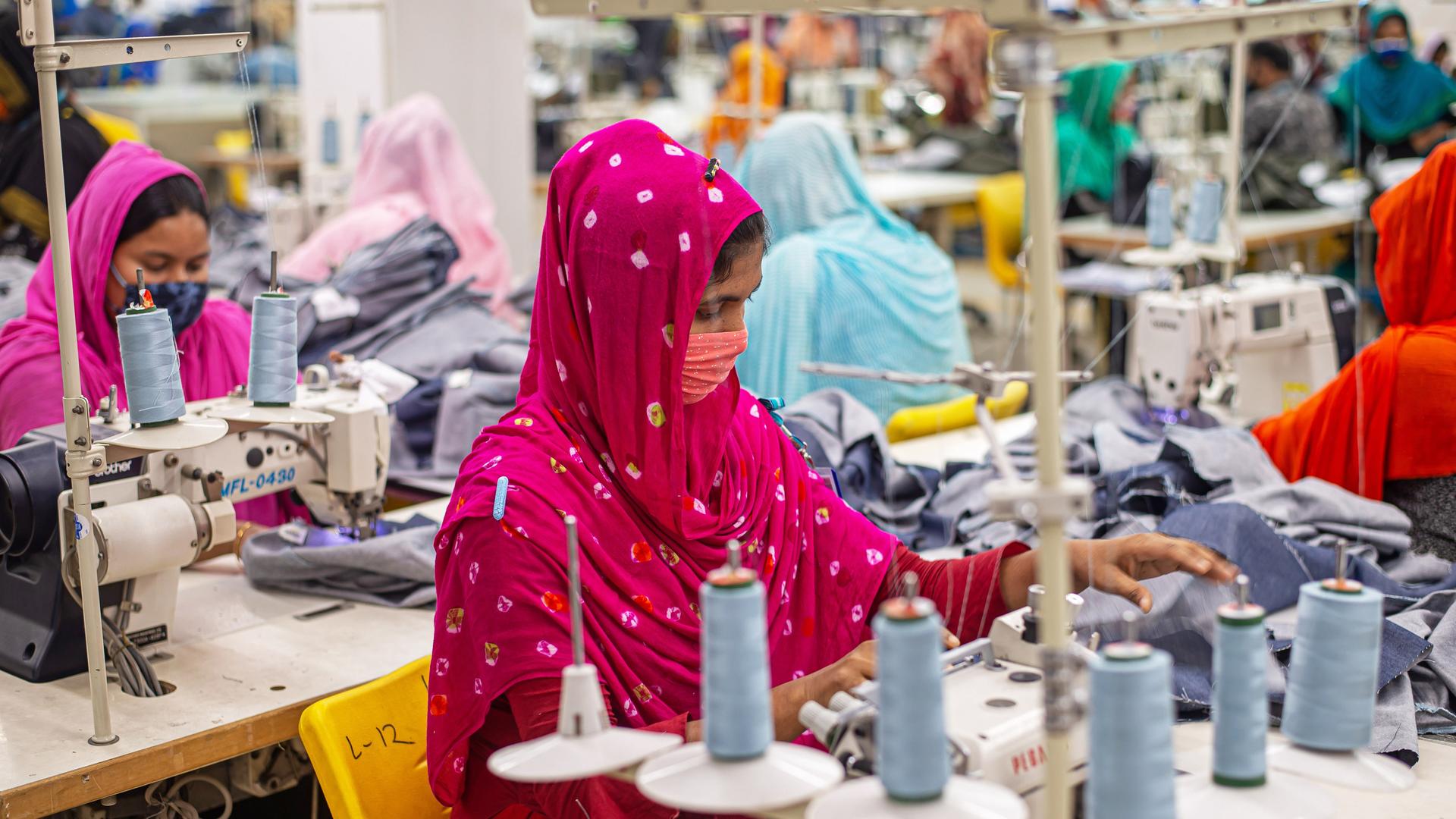Bangladesch Proteste von Beschäftigten der Textilbranche halten an