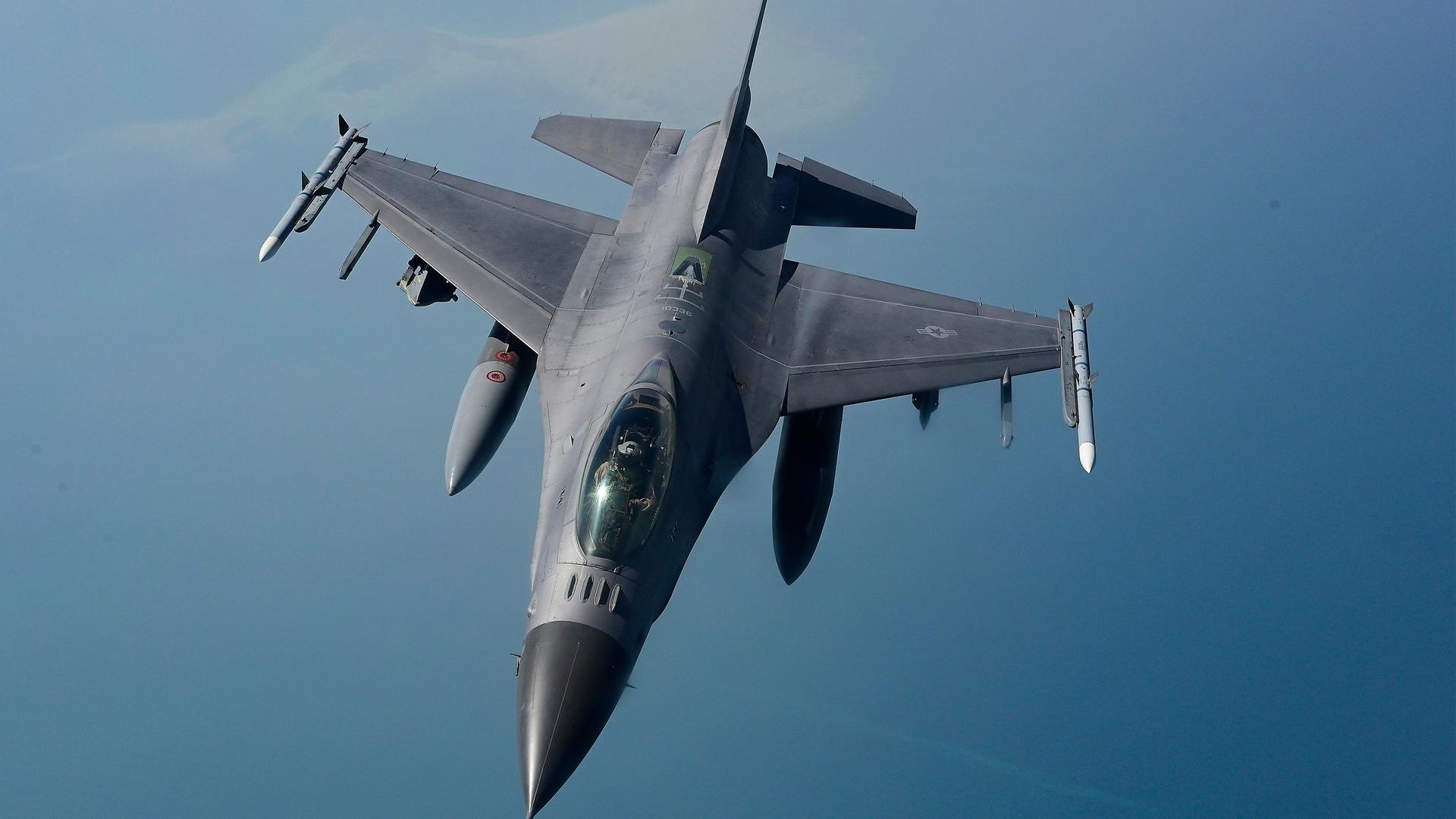 Ein F-16-Kampfflugzeug in der Luft.