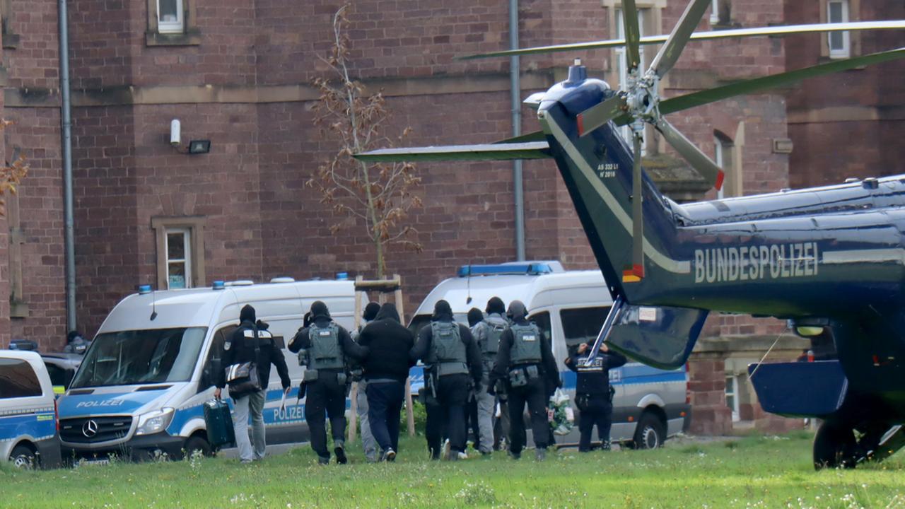 Polizisten bringen die bei der Razzia gegen mutmaßliche Rechtsextreme Festgenommenen zum Ermittlungsrichter am Bundesgerichtshof. 