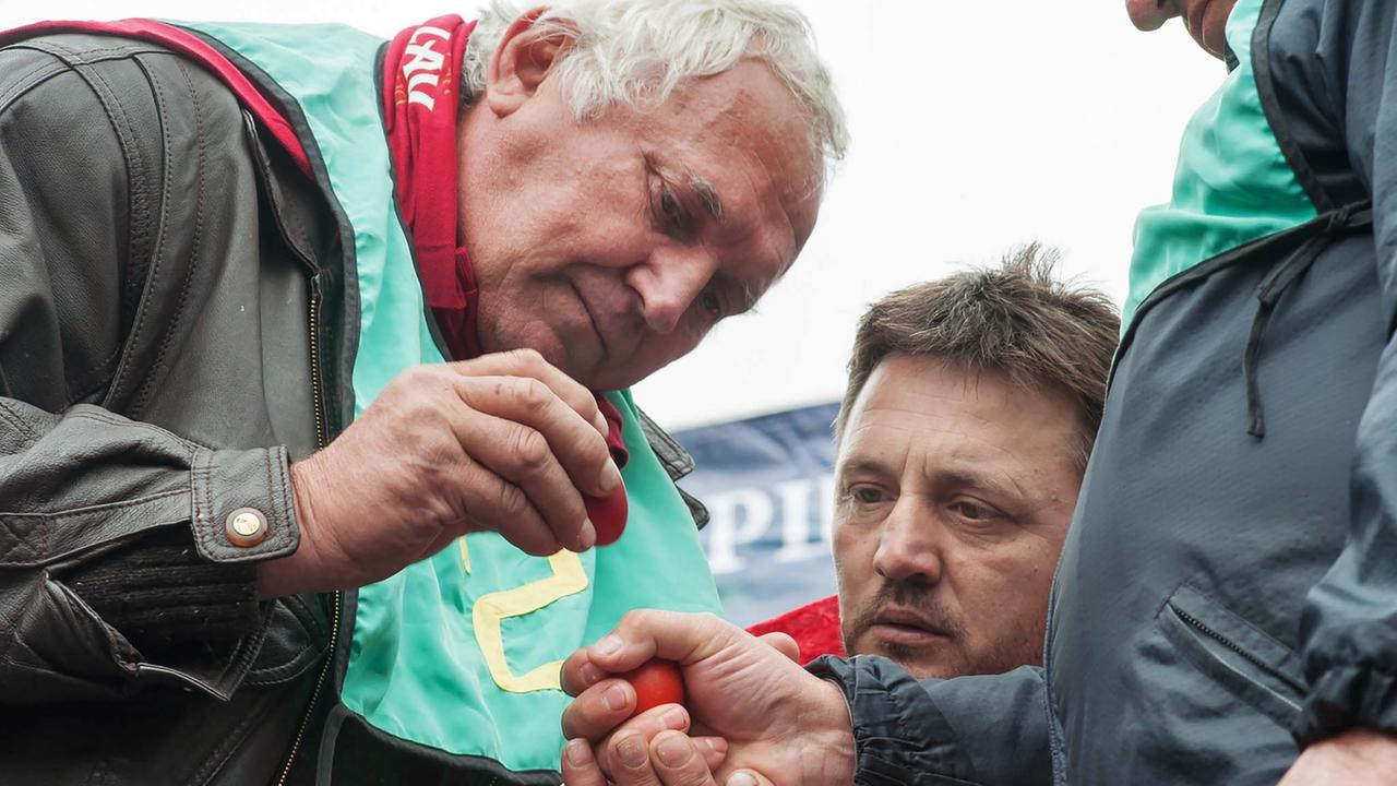 Serbischorthodoxe Ostern Ein Säbel teilt das SiegerEi