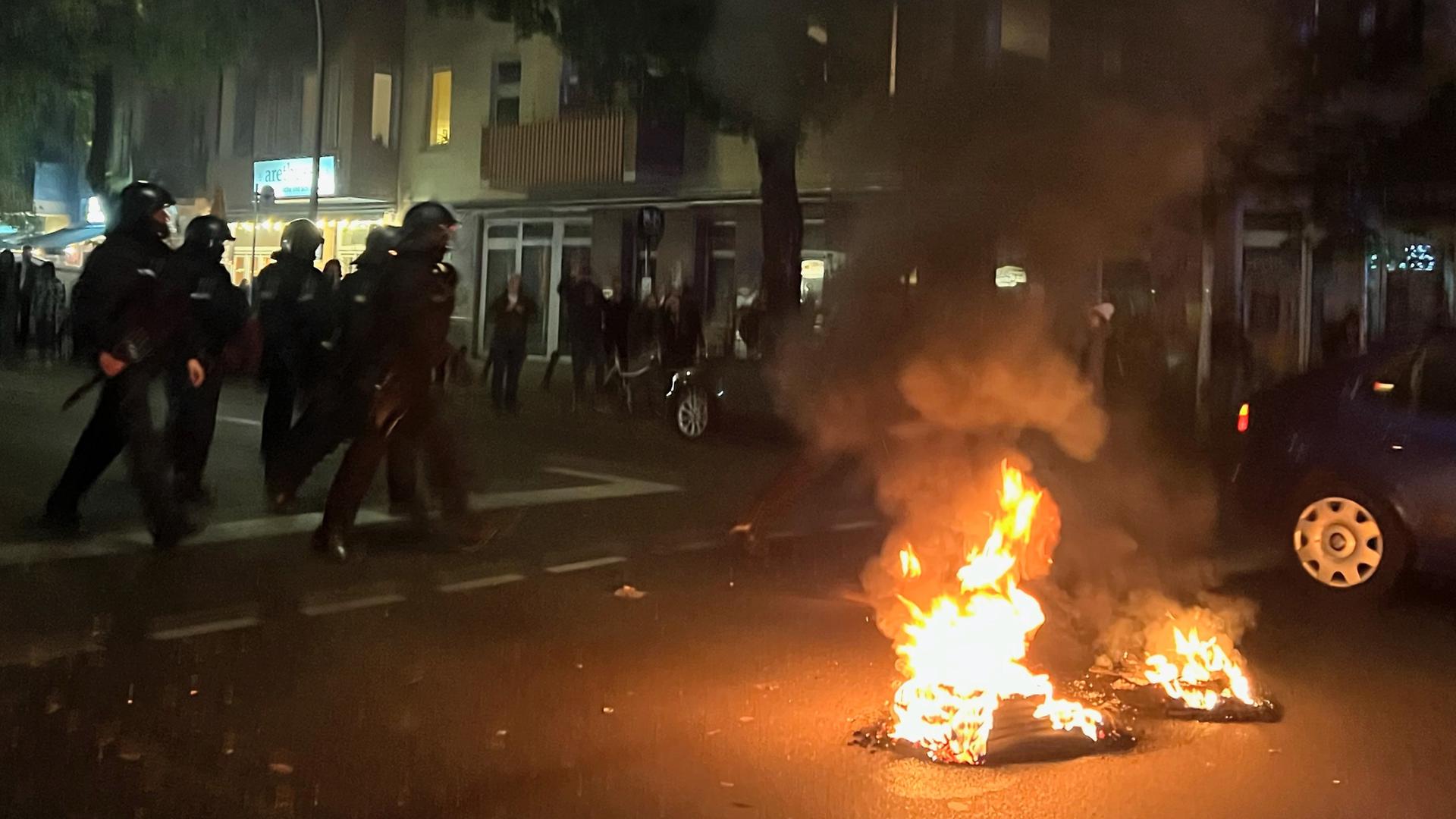 Berlin: Barrikaden brennen auf der Straße im Berliner Bezirk Neukölln. Berlin: Barrikaden brennen auf der Straße im Berliner Bezirk Neukölln.