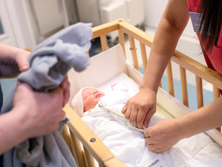 Hebammen versorgen einen Säugling im Kreißsaal des Krankenhauses St. Joseph-Stift in Bremen.