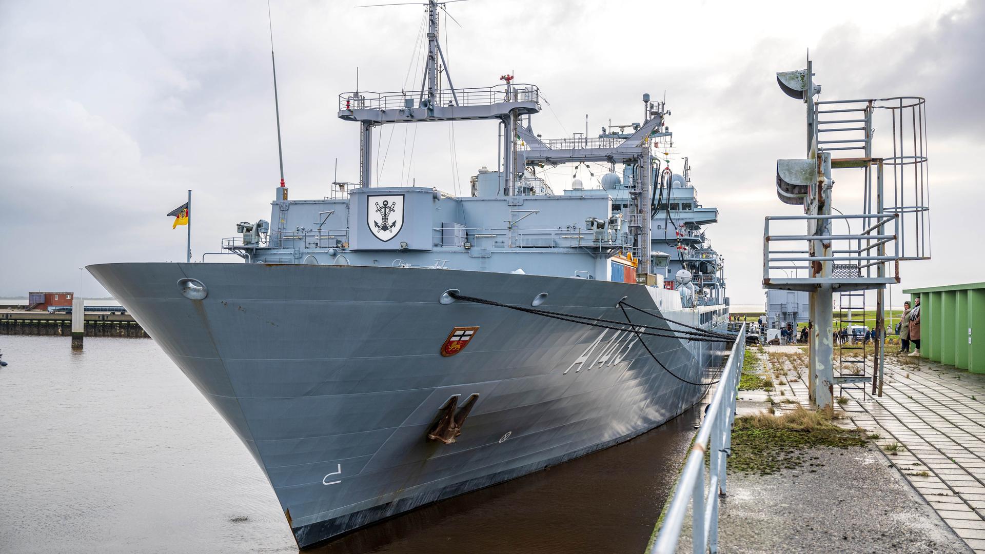 Das Marineschiff «Bonn» liegt vor der Abfahrt im Hafen.