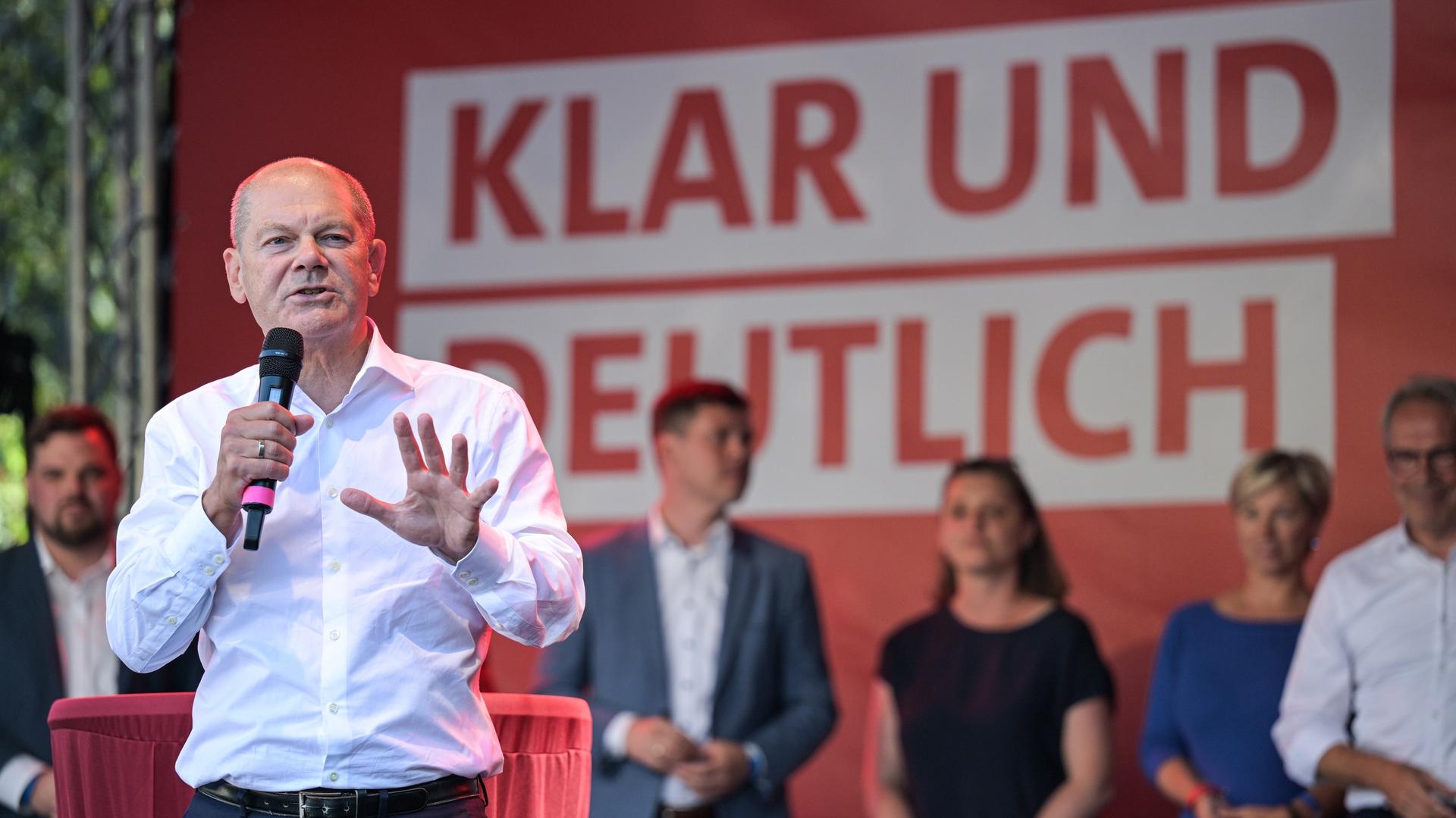 Olaf Scholz (SPD), Bundeskanzler, spricht auf einer SPD-Wahlkampfveranstaltung in Jena.