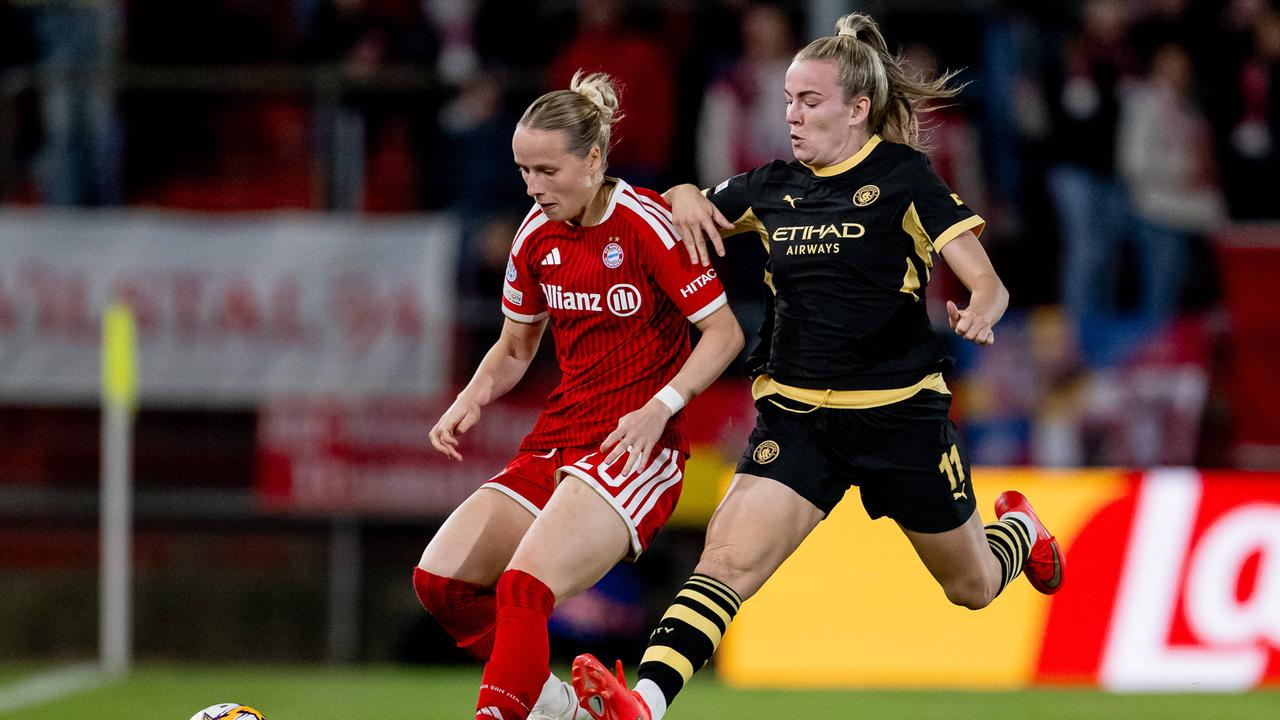Zu sehen sind die Fußballerinnen Franziska Kett vom FC Bayern München und Lauren Hemp von Manchester City auf dem Spielfeld.