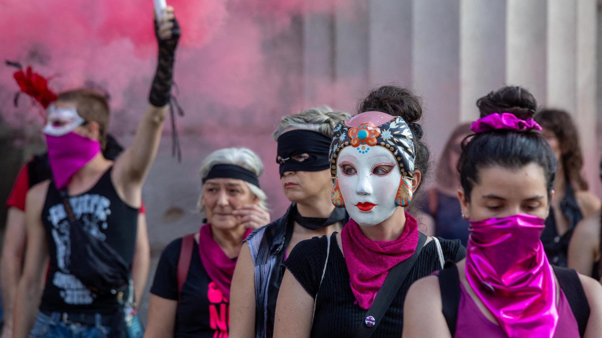 Aktivistinnen haben sich in Mailand versammelt: Sie sind mit lila Halstüchern maskiert oder tragen Masken. Es gibt auch lila Rauch. Es ist eine "Nicht-eine-Weniger"-Aktion gegen Femizide.