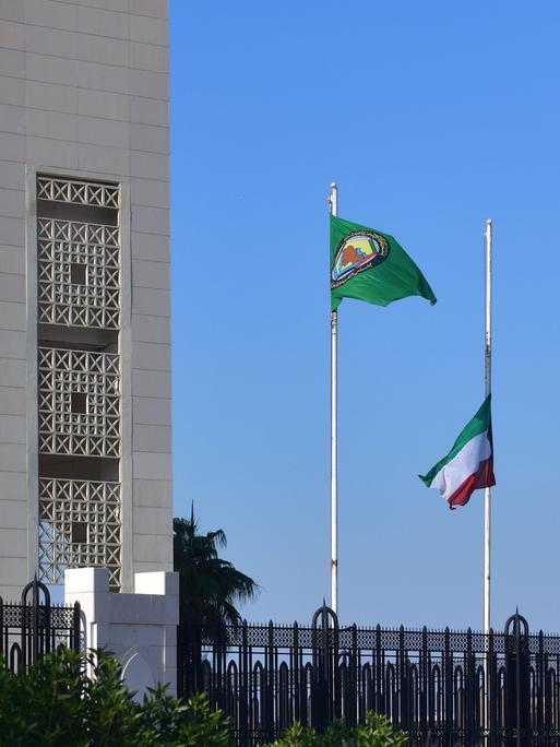 Ein Blick auf die Nationalflaggen Kuwaits, die am 16. Dezember 2023 in Kuwait-Stadt, Kuwait, als Zeichen der Trauer um den verstorbenen Emir Scheich Nawaf al-Ahmad Al-Sabah auf Halbmast gesenkt wurden.