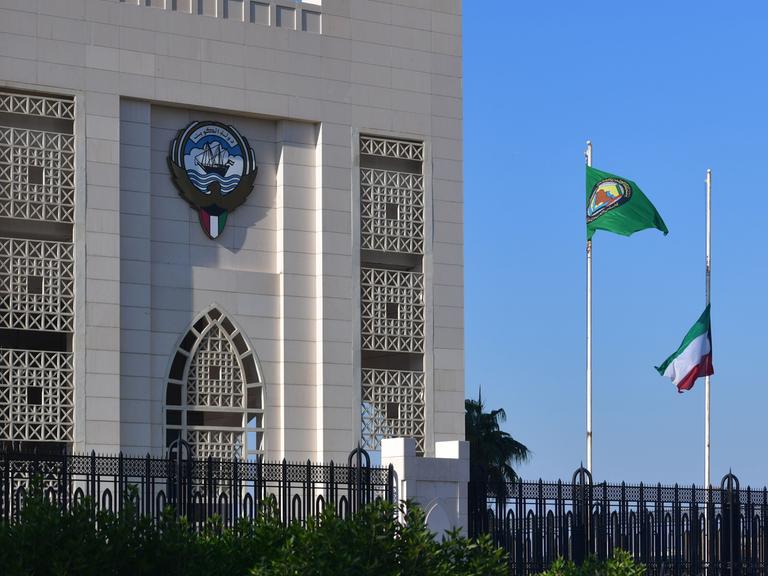 Ein Blick auf die Nationalflaggen Kuwaits, die am 16. Dezember 2023 in Kuwait-Stadt, Kuwait, als Zeichen der Trauer um den verstorbenen Emir Scheich Nawaf al-Ahmad Al-Sabah auf Halbmast gesenkt wurden.